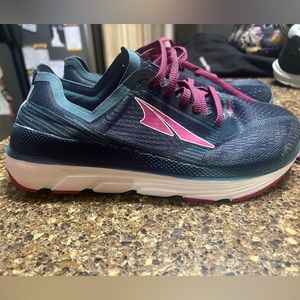 Altra Womens Duo 1.5 size 8.5.. navy&pink… good condition